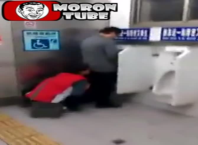 Video :discovered a stranger's butt in the restroom